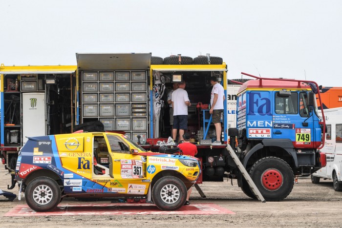 Túl van az első napon a Dakar-rali mezőnye, a magyar csapat versenyben 1 Túl van az első napon a Dakar-rali mezőnye, a magyar csapat versenyben 1