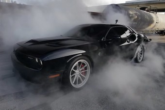 Így pusztítja a gumit az 1000 lovas izomautó