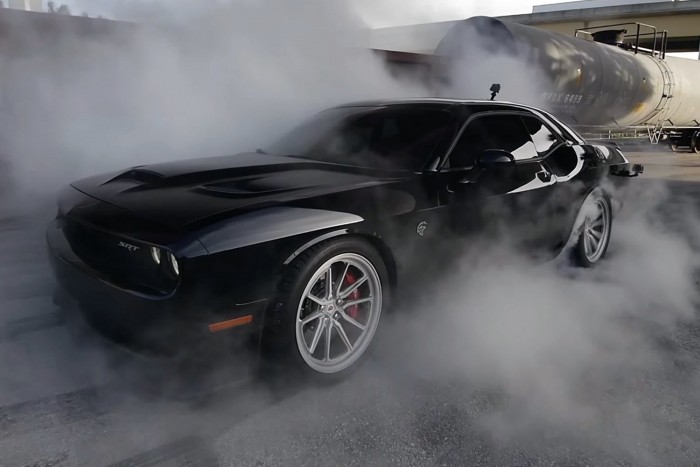 Így pusztítja a gumit az 1000 lovas izomautó