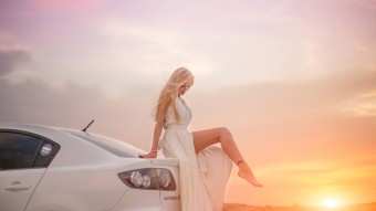 Csinos lányok pózolnak, főleg Mazdák mellett