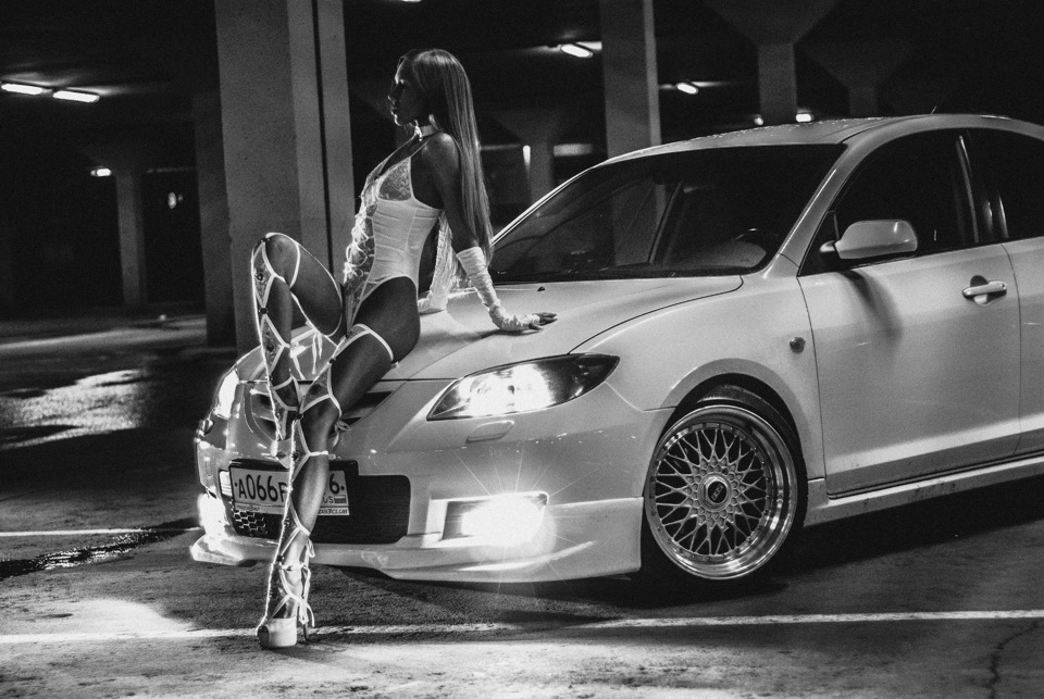 Csinos lányok pózolnak, főleg Mazdák mellett 5