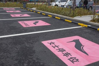 Felháborodtak a rózsaszín, női parkolókon