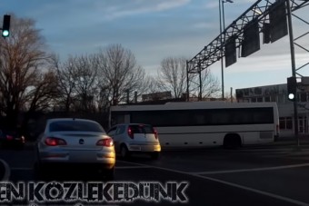 Nem kérdezett a buszsofőr Győrben, belerongyolt a pirosba