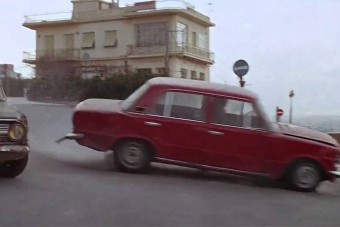 Jó ég, mit kapott ez a Fiat 124 ebben a zúzós autós üldözésben