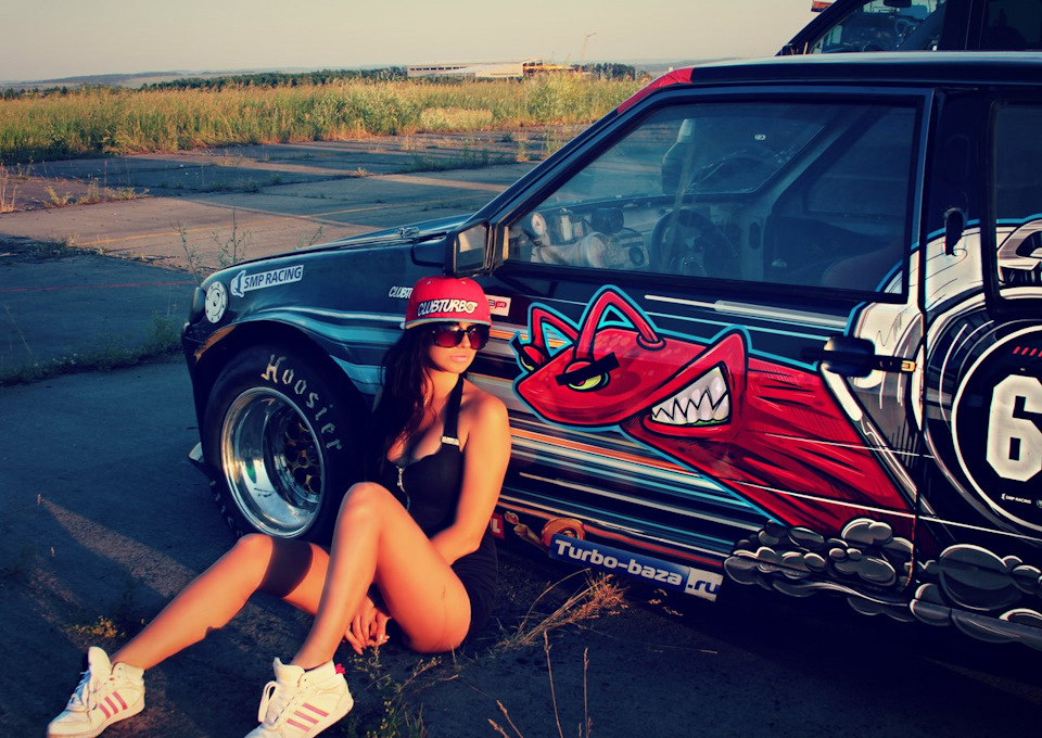 Csinos lányok pózolnak, főleg Mazdák mellett 9