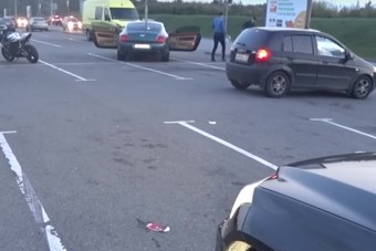 Kidobta a Bentley-ből a szemetet, a motoros pedig büntetett