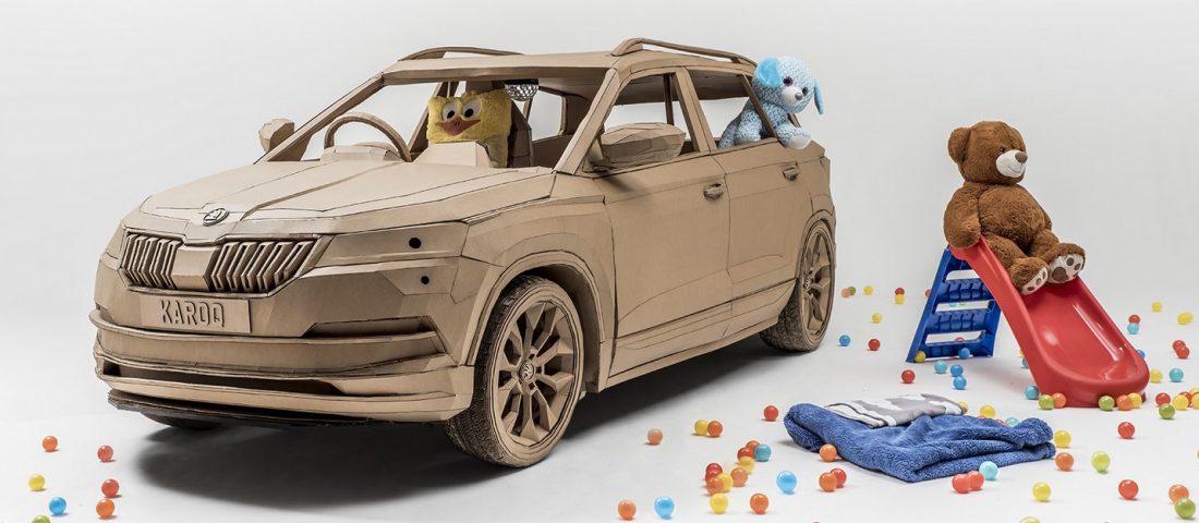 Életnagyságú Škoda kartonpapírból