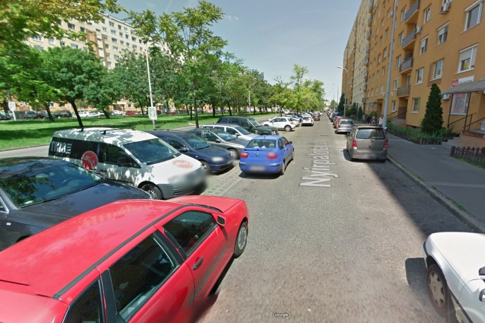 Egymás autóit tologatják egy budapesti lakótelepen 1