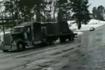 Menthetetlenül csúszott a jeges úton ez a kamion