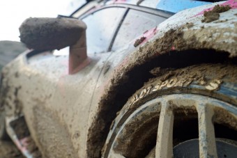 Sárban forgatják ezt a 800 lovas Lamborghinit