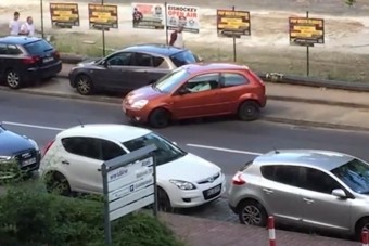 Szenvedősre sikerült ez a párhuzamos parkolási kísérlet