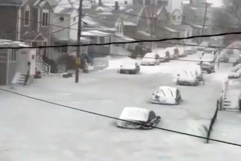 Döbbenetes látvány az autókkal együtt megfagyott utca