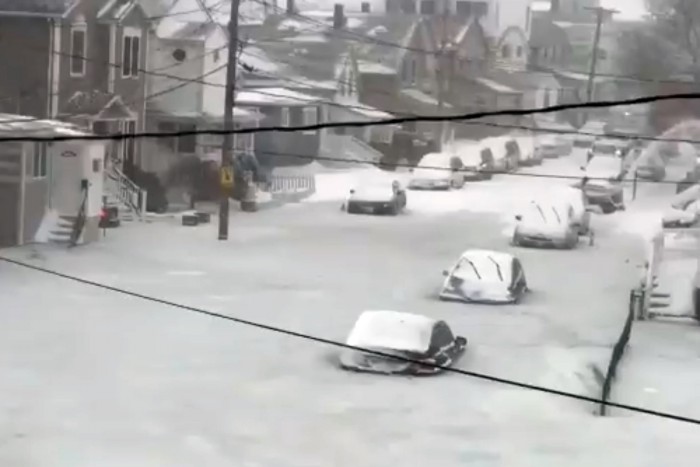Döbbenetes látvány az autókkal együtt megfagyott utca