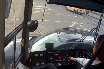 Figyelmetlen autósok nehezítik a villamosvezetők munkáját