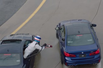 Drift közben tankolják a rekorder BMW M5-öst