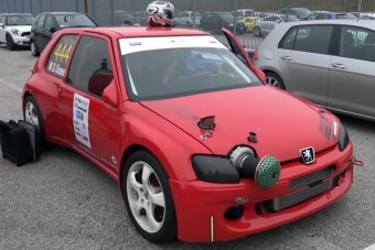 Tombolnak a lovak ebben az apró Peugeot-ban