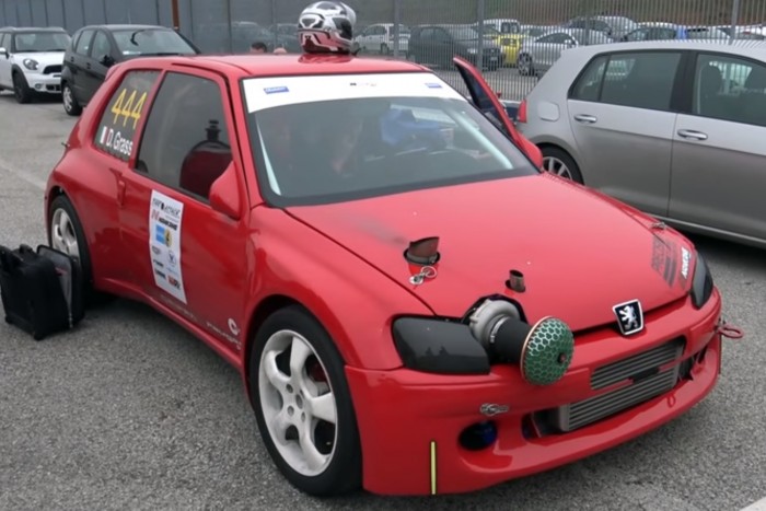 Tombolnak a lovak ebben az apró Peugeot-ban