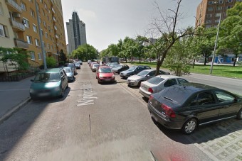 Egymás autóit tologatják egy budapesti lakótelepen