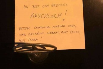 Három nyelven küldték el melegebb éghajlatra a trehányul parkoló autóst