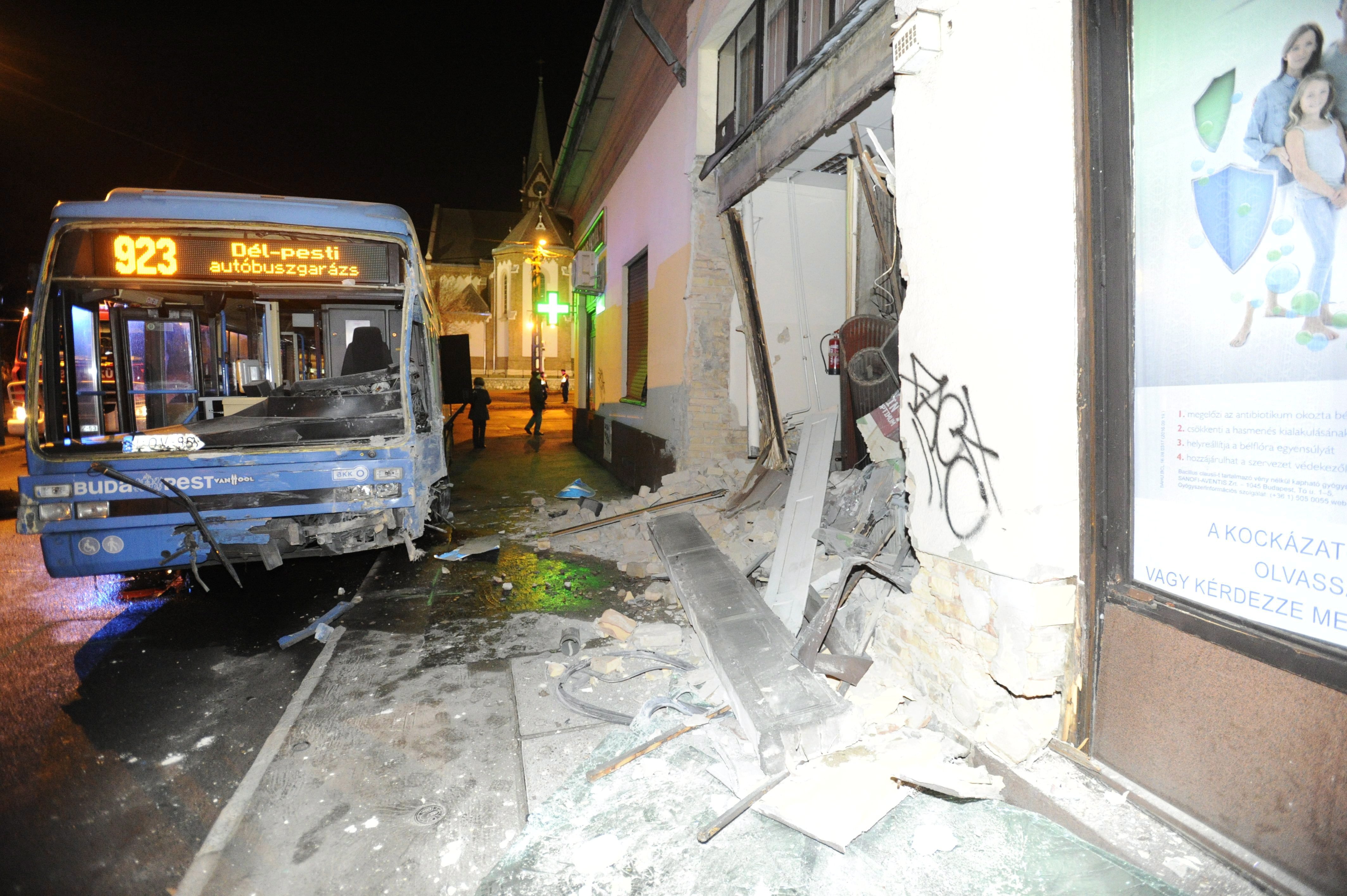 Fotókon a súlyos pesterzsébeti buszkarambol 1