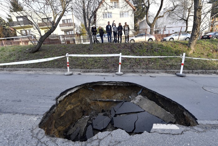 Ennyi kilométernyi magyar utat újítanak fel idén