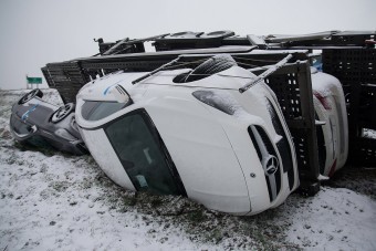 Fotókon az új Mercikkel árokba borult kamion