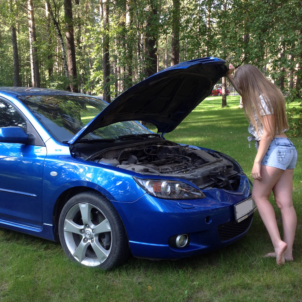 Csinos lányok pózolnak, főleg Mazdák mellett 2