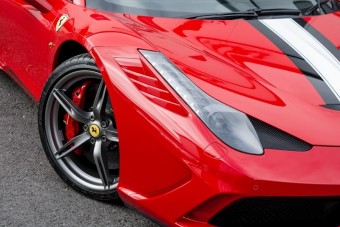 Rettentő vastagon fogott a ceruza ennek a Ferrarinak az árcéduláján