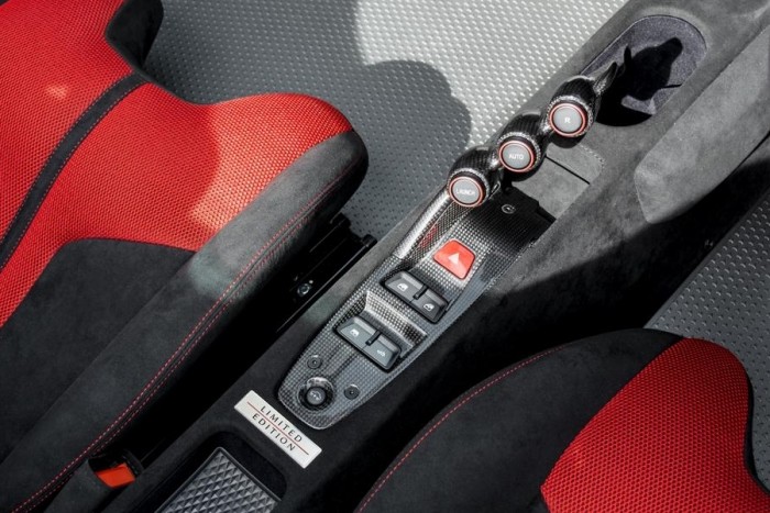 Rettentő vastagon fogott a ceruza ennek a Ferrarinak az árcéduláján 7