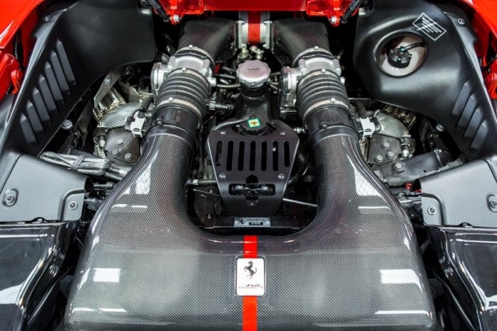 Rettentő vastagon fogott a ceruza ennek a Ferrarinak az árcéduláján 6