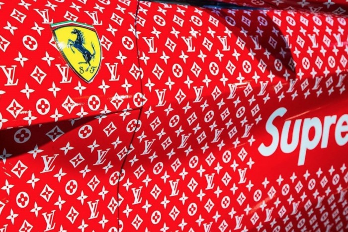 Kéne fóliába húzott Ferrari egy 15 évestől?