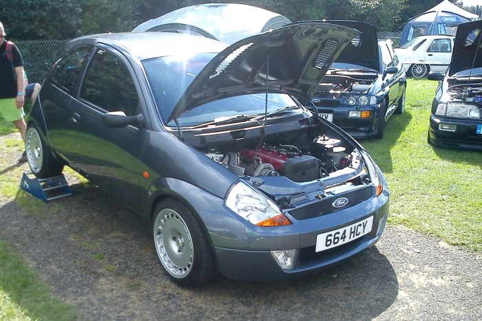 Meglepő technika lapul az apró Ford alatt