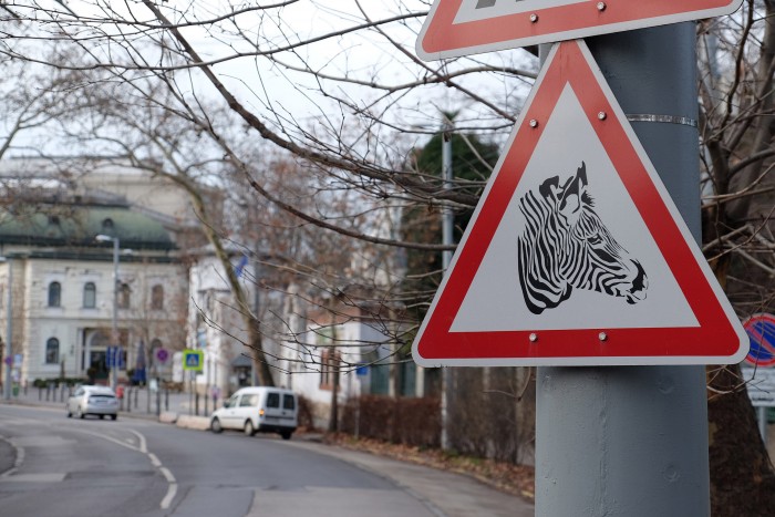 Halálosan cuki KRESZ-táblát találtunk Budapesten 2