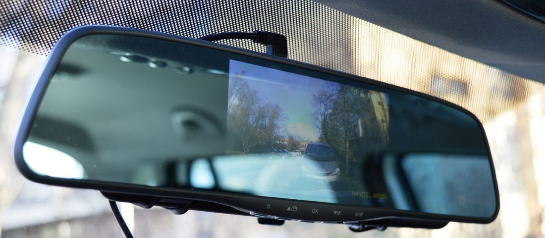 Ilyen egy visszapillantóba integrált autós kamera