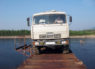 Idegborzoló videó a világ egyik legveszélyesebb hídjáról