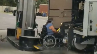 A tolószékes kamionost csodálja most a Facebook