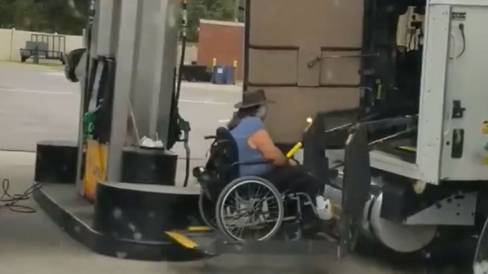 A tolószékes kamionost csodálja most a Facebook