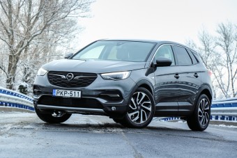 Na, milyen a francia SUV Opel ruhában?