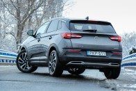 Na, milyen a francia SUV Opel ruhában? 2