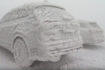 Jégszoborrá fagytak az autók Németországban