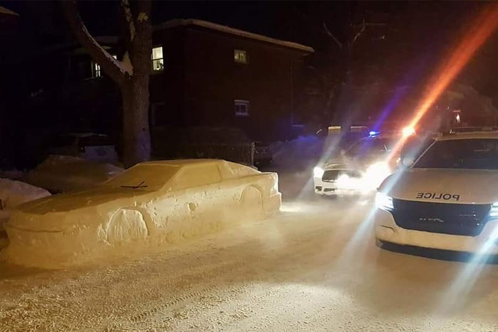 Hóból faragott autóval verte át a rendőröket, de semmi gond 2