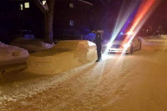 Hóból faragott autóval verte át a rendőröket, de semmi gond