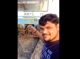 Vonattal akart szelfizni, élete legnagyobb hibáját követte el