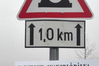 Meghekkeltek egy hazai KRESZ-táblát, hozzátesszük, teljesen jogosan