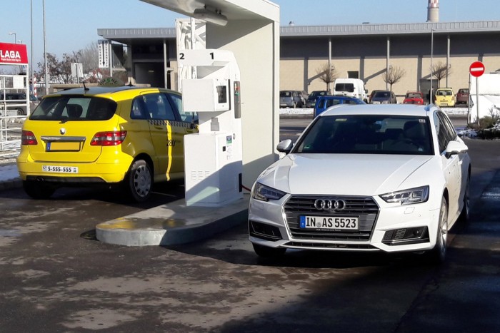 Bajban a dízelek, de a benzines autók is