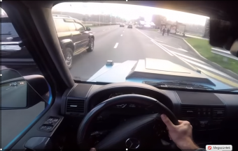 Felelőtlen állatkodás, vagy laza délutáni autózás, amit ez a mercis bemutat?