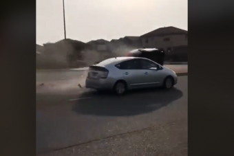 Száguldó BMW csattant a botorkáló Priusba, ki volt a hibás?