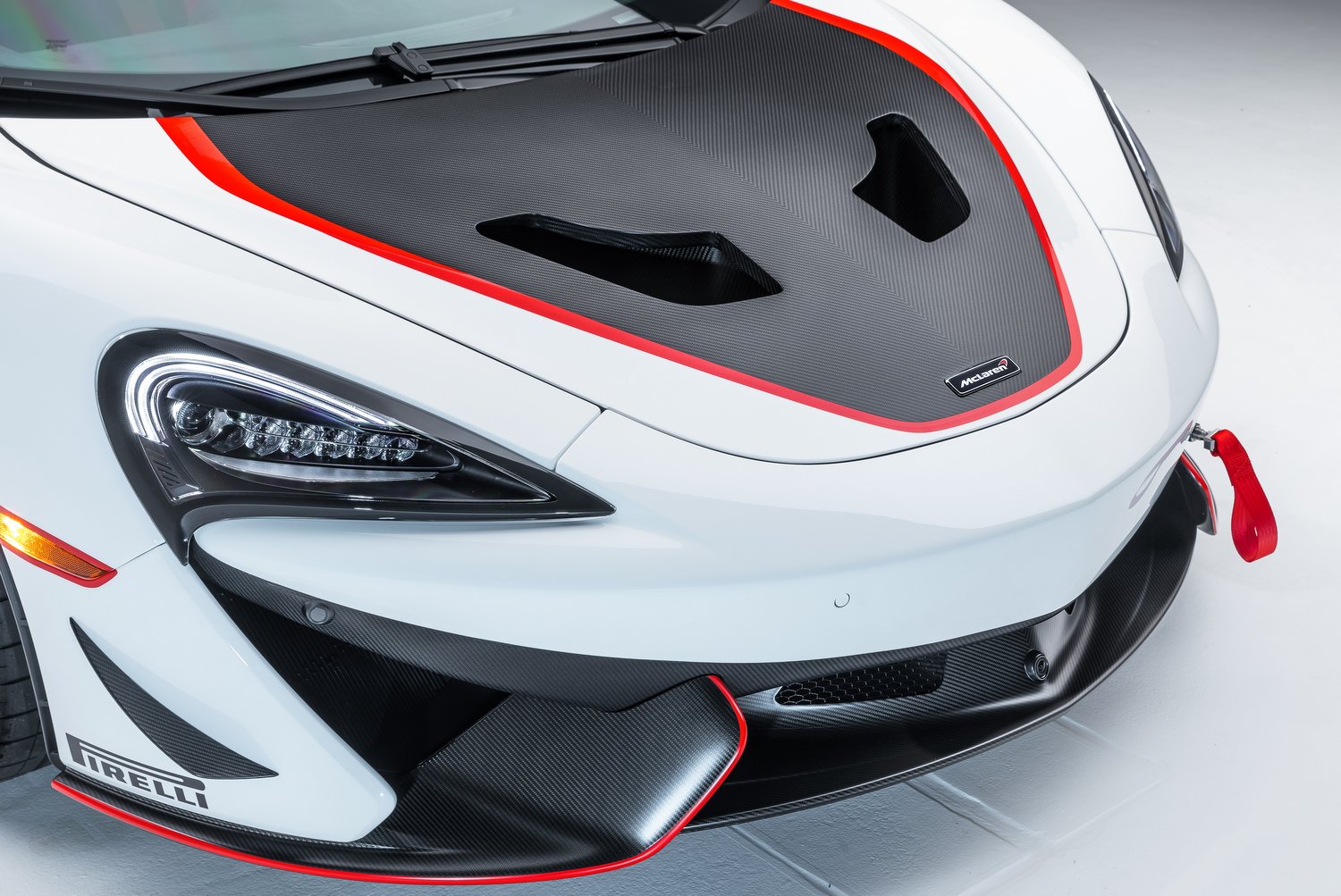 Tíz versenyautót visz közútra a McLaren 6