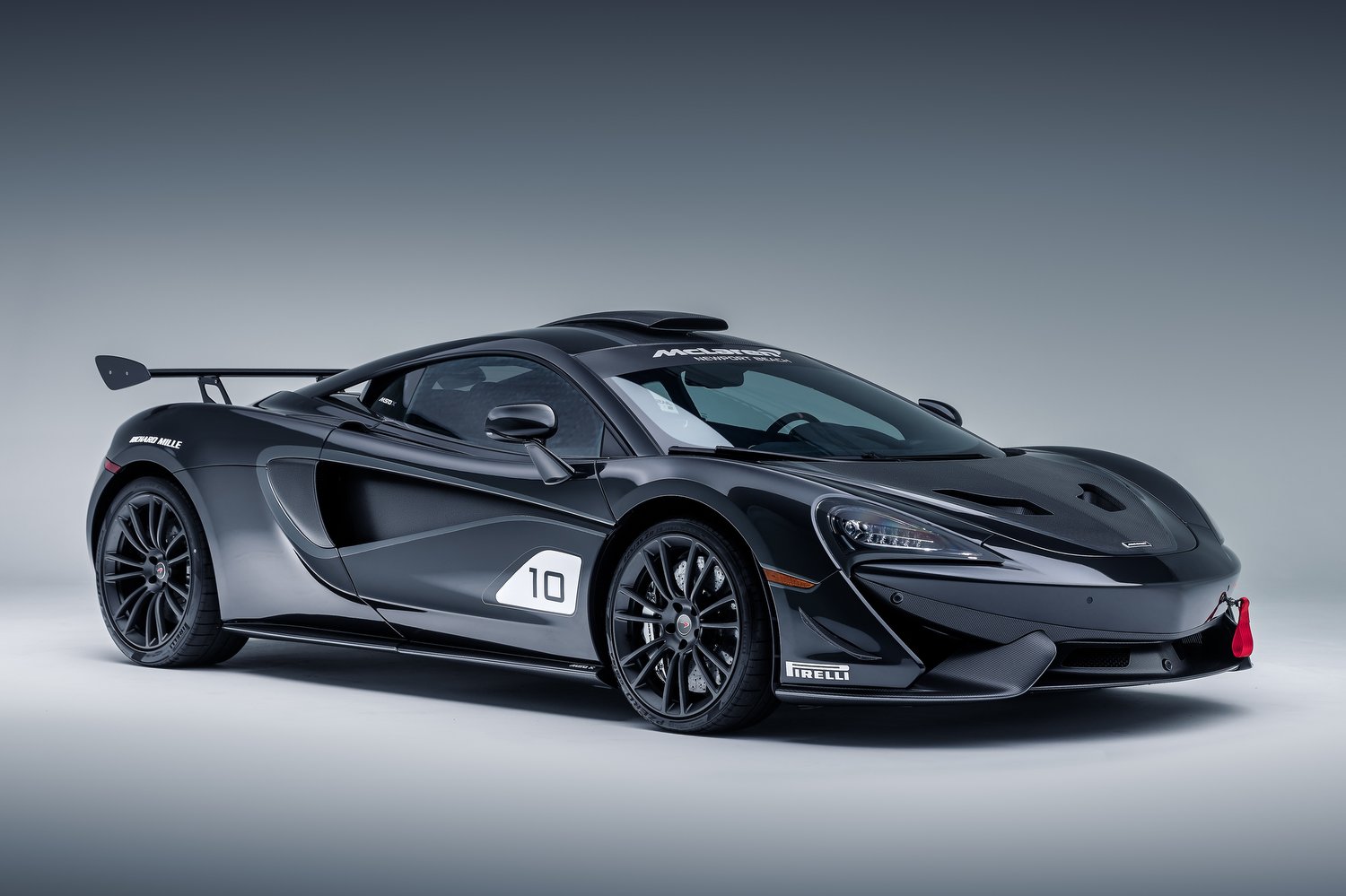 Tíz versenyautót visz közútra a McLaren 9