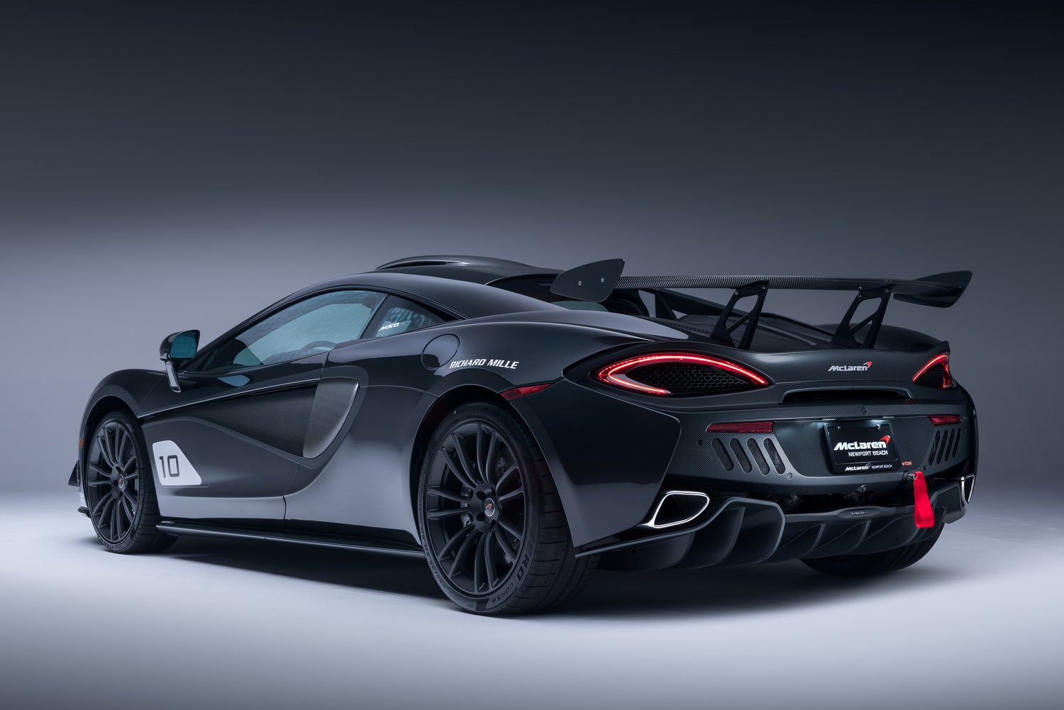 Tíz versenyautót visz közútra a McLaren 12